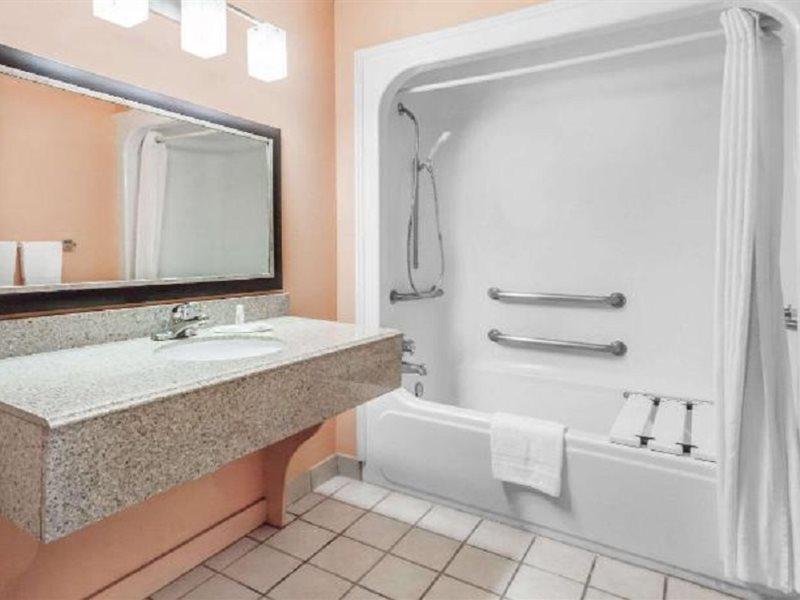 Premier Inn Палестин Экстерьер фото